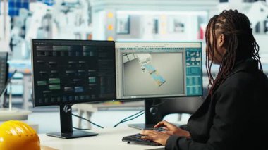 Fotovoltaik fabrikası programcısı makine öğrenme teknolojisiyle verileri analiz ediyor, sistem ölçümlerini gözden geçiriyor. Güneş panelleri bitki geliştirici kodlama uygulaması teknik sorun giderme, kamera B