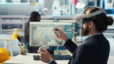 Fotovoltaik fabrikasındaki mühendis arızalı sistemleri teşhis etmek için sanal gerçeklik teknolojisini kullanıyor. Güneş panelleri dinlenme süresini azaltmak için VR kulaklık kullanan fabrika işçisi üretiyor, kamera B