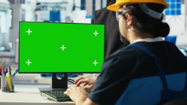 Fotovoltaik fabrikası uzmanı yeşil ekranda yenilenebilir enerji jeneratörlerinin modellerini oluşturuyor. Güneş panelleri çevresel olarak güvenli güneş pilleri inşa eden teknisyen modelleme bilgisayarı, kamera B