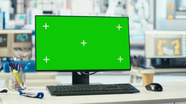 Çalışmayan sistemleri teşhis etmek için kullanılan boş fotovoltaik fabrikasındaki krom anahtarlı model bilgisayar. Güneş panellerindeki izole ekran bilgisayarı devre dışı kalma süresini azaltmak için kullanılan tesis imalatı