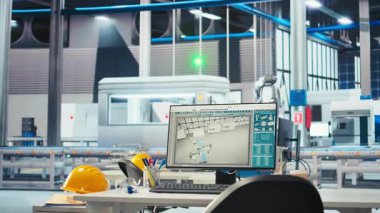 Robot kollarının güneş panellerini montaj hatlarına yerleştirdiği yazılımı güncellemek için kullanılan fotovoltaik fabrikasındaki masada bilgisayar ekranı. Güneş santrali makinelerinin geliştirilmesi için kullanılan boş tesisteki bilgisayar monitörü