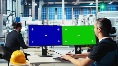 Güneş paneli uzmanı yeşil ekran bilgisayar ekranları kullanarak yeni güneş enerjisi sistemleri prototipleri geliştiriyor. Yeni fotovoltaik materyalleri krom anahtar PC monitörleri ve kamera A kullanarak araştıran adam.