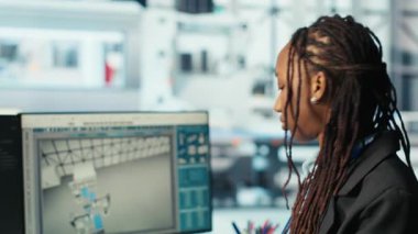 Fotovoltaik fabrikası programcısı yenilenebilir enerji jeneratörlerinin modellerini oluşturarak yöneticiye ilerleme sunuyor. Güneş panelleri bitki geliştirici güvenli güneş hücreleri inşa eder. Yönetici, kamera B ile konuşur.