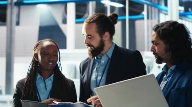 Fotovoltaik fabrikası mühendislerinden oluşan bir ekip güneş panelleri verimliliğini arttırmak için birlikte çalışıyor. Takım çalışması güneş panelleri daha ucuz güneş çözümleri araştıran fabrika uzmanları, kamera B