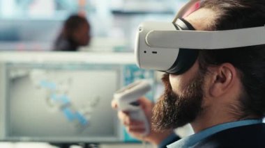 Photovoltaics tesisi VR gözlükleri kullanarak CAD yazılımında tesis katında çalışma planlaması yapıyor. Sanal gerçeklikte montaj hatları tasarlayan fabrika uzmanı üreten güneş panelleri, kapatın