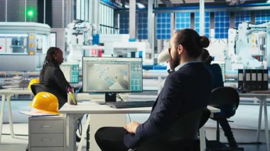 Fotovoltaik fabrikası mühendisi kahve içiyor, verileri analiz ediyor, sistem ölçümlerini gözden geçiriyor. Güneş panelleri bitki teknisyenleri bilgisayar kullanarak teknik sorunları çözüyor.