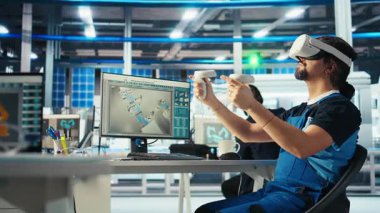 Güneş panelleri güneş enerjisini kullanan yeni teknolojiler geliştirmek için VR kulaklığı kullanan bir bitki uzmanı. Fotovoltaik fabrikası araştırmacısı verimliliği arttırmak için sanal gerçeklik teknolojisi kullanıyor. Kamera A