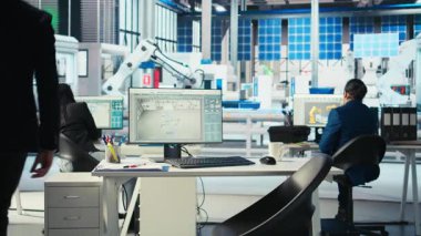 Fotovoltaik fabrika ofisine gelen yönetici verileri analiz ediyor, sistem ölçümlerini gözden geçiriyor. Çevre dostu güneş panellerindeki adam yenilenebilir enerji üreten tesis teknik sorunlar çıkarıyor