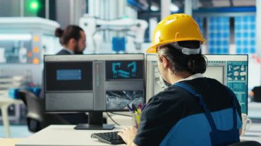 Güneş panelleri bitki mühendisleri, güneş enerjisini nasıl kullanacağını öğrenmek için evrak okuyorlar. Fotovoltaik fabrikası çalışanı verimliliği arttırmak için belge dosyalarına bakıyor, kamera B