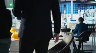 Fotovoltaik fabrikasına giren mühendis hatalı sistemleri tespit etmek için yenilenebilir enerji güneş pilleri üretiyor. Sürdürülebilir güneş panelleri fabrika teknisyeni üreterek hataları azaltmaya çalışıyor