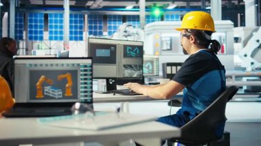 Güneş panelleri enerji sistemlerini incelemek ve güneş enerjisini nasıl kullanacağını öğrenmek için bilgisayar kullanan bitki mühendisleri. Fotovoltaik fabrikası çalışanı geliştirme verimliliğini arttırmak için bilgisayar kullanıyor, kamera A