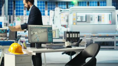 Güneş paneli üreten bitki araştırmacısı yeni güneş enerjisi sistemleri prototipleri geliştirirken not alıyor. Fabrika ofisindeki yeni fotovoltaik materyallerini araştıran uzman.