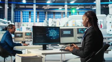 Photovoltaics fabrikası programcısı sistem performansını izlemek için yapay zeka teknolojisini kullanıyor. Güneş panelleri enerji üretimini takip etmek için yapay zeka kullanan fabrika geliştiricisi üretiyor.