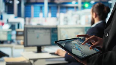 Güneş panelleri fabrikası çalışanı, yerleşim planlarını optimize etmek için tablet üzerinde CAD yazılımı kullanır. Fotovoltaik fabrika işçisi maksimum enerji çıkışı için düzenleme yapıyor Cihaz, kamera A yakın çekim