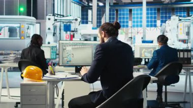 Çevre dostu fotovoltaik fabrikası yöneticisi sistem performansını izliyor. Güneş panelleri üretim tesisi yöneticisi yeşil yenilenebilir enerji üretimi ve verimliliğini izliyor