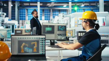 Güneş panelleri, teknisyenlere güneş enerjisini en iyi nasıl kullanacaklarını öğretiyor. Fotovoltaik fabrikası Afro-Amerikan araştırmacısı işçilere verimliliği nasıl arttıracağını gösteriyor, kamera A