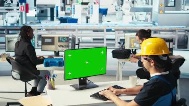 Photovoltaics fabrika mühendisi sistem parametrelerini ayarlamak için yeşil ekran PC kullanıyor. Güneş paneli imalat tesisinde enerji kaynağını optimize eden teknisyen kroma anahtar bilgisayarı, kamera A 'yı kullanıyor.