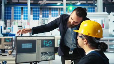 Güneş paneli imalat müdürü bilgisayar mühendisine yeni güneş enerjisi sistemleri için prototiplerin nasıl geliştirileceğini gösteriyor. Takım lideri teknisyene yeni fotovoltaik materyallerden bahsediyor, kamera A