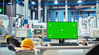 Çalışmayan sistemleri teşhis etmek için kullanılan boş fotovoltaik fabrikasındaki krom anahtarlı model bilgisayar. Güneş panellerindeki izole ekran bilgisayarı devre dışı kalma süresini azaltmak için kullanılan tesis imalatı