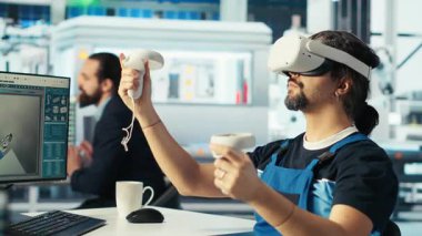 Photovoltaics fabrika mühendisi VR kulaklık kullanarak verileri analiz ediyor, sistem sağlığını gözden geçiriyor. Güneş panelleri, sanal gerçeklik teknolojisi, hata teşhisi, kamera B kullanarak çalışanların sorun giderme sorunlarını yerleştirir.