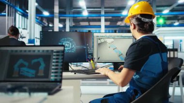 Robot kollarının performansını izlemek için yapay zeka kullanan fotovoltaik fabrikası mühendisi güneş panellerini montaj hatlarına yerleştiriyor. Uzman güneş santrali makinelerini incelemek için yapay zeka teknolojisini kullanıyor