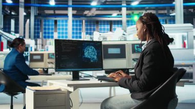 Fotovoltaik fabrikasında sistem yöneticisiyim. Arızalı sistemleri tespit etmek için yapay zeka kullanıyorum. Güneş panelleri bitkisel yazılım geliştiricisi yapay zeka ve kamera A kullanarak devre dışı kalma süresini azaltıyor.