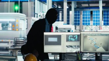 Hacker gizlice güneş paneli tesisine giriyor gizli üretim verilerini çalmak için USB çubuğunu bilgisayara sokuyor. Hırsız fotovoltaik fabrikası güvenliğini, şirket dosyalarını, kamera B 'yi atlattı.