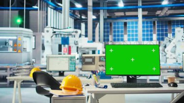 Boş güneş panellerindeki izole ekran bilgisayarı. Planları optimize etmek için kullanılan fabrika. Fotovoltaik fabrikasındaki krom anahtar bilgisayar maksimum enerji çıkışı için düzenlemeler yapmak için kullanılır