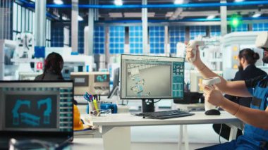 Fotovoltaik fabrika teknisyeni sistem parametrelerini ayarlamak için VR kulaklık kullanıyor, güç üretimini maksimuma çıkarıyor. Sanal gerçeklik teknolojisi kullanan adam, güneş paneli santralindeki enerji kaynağını optimize ediyor, kamera A