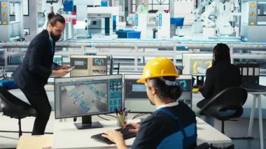 Yönetici, güneş panelleri fabrika çalışanına yerleşim planlarını optimize etmek için CAD yazılımının nasıl kullanılacağı konusunda talimat veriyor. Fotovoltaik fabrikası yöneticisi işçilere maksimum enerji çıkışı için nasıl düzenlemeler yapılacağını öğretiyor, kamera A