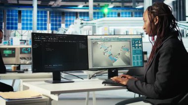 Photovoltaics fabrikası programcısı uygulama izleme sistemi performansı. Güneş panelleri imalat fabrika sistem yöneticisi kod yazma enerji üretimi ve verimliliği, kamera A