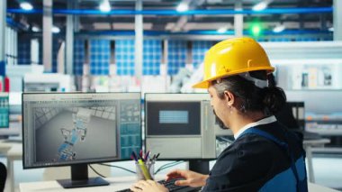 Fotovoltaik fabrikası mühendisi CAD yazılımında tesis katında çalışmayı planlıyor, takım liderini gösteriyor. Güneş panelleri üretim fabrikası teknisyeni montaj hatları dizayn ediyor, bilgilendirme müdürü, kamera A