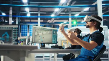 Photovoltaics fabrika mühendisi VR kulaklık kullanarak verileri analiz ediyor, sistem sağlığını gözden geçiriyor. Güneş panelleri, sanal gerçeklik teknolojisi, hata teşhisi, kamera A kullanarak çalışanların sorun giderme sorunlarını yerleştirir.