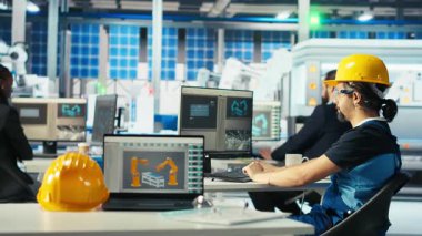 Fotovoltaik fabrikası uzmanı yenilenebilir enerji jeneratörlerinin modellerini yapıyor. Güneş panelleri çevresel güvenli güneş hücreleri inşa eden fabrika teknisyenleri üretiyor, kamera B