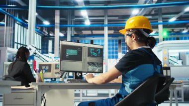 Fotovoltaik fabrikası uzmanı yenilenebilir enerji jeneratörlerinin modellerini yapıyor. Güneş panelleri fabrika teknisyeni üretiyor. Çevreye duyarlı güneş pilleri yapıyor. Kamera A.