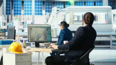 Güneş paneli üreten bir ekip fabrika araştırmacıları bilgisayar kullanarak yeni güneş enerjisi sistemleri prototipleri geliştiriyor. Yeni fotovoltaik materyalleri araştıran takım arkadaşlarının zaman aşımı