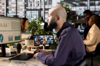 Yatırımcı grubuyla birlikte internet üzerinden yapılan bir mali özeti analiz eden erkek danışman, mevcut durumu gözden geçiriyor ve fonları artırmanın yollarını arıyor. İş videosu konferansı.