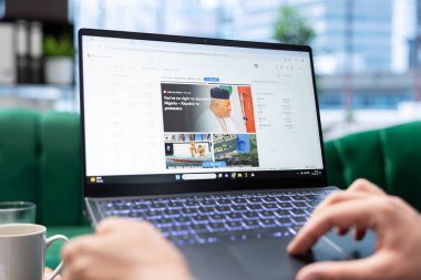 Bükreş, Romanya - 30 Temmuz 2024 - Şirket lideri, Microsoft Start internet sayfasını dünya çapındaki olaylardan haberdar olmak için İnternet üzerinden günlük haberler okuyor. Ofiste interneti geziyorum..