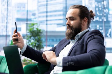 Yetkili genel müdür telekonferans görüşmesinde hedeflerini ve hedeflerini paylaşarak, yönetim kurulu üyeleriyle potansiyel bir kredi hakkında video görüşmesi yaptı. Liderlik becerileri.