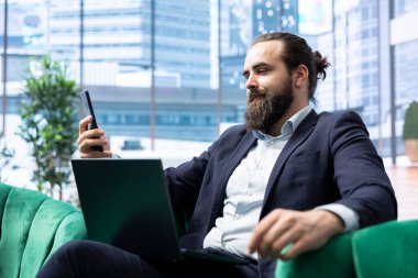 Girişimci hissedarlarla artan kâr stratejisini tartışıyor, hedeflere ulaşmak için bir sonraki adımları planlamak üzere çevrimiçi video görüşmesinde buluşuyor. Şirket kültürü.