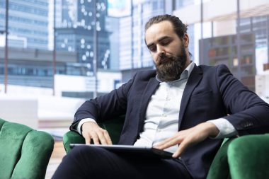 Lüks bir genel merkezdeki hırslı lider iş büyümesini planlıyor, kar raporlarını dengeliyor ve dizüstü bilgisayarındaki pazar eğilimlerini değerlendiriyor. Girişim başarısı için veri güdümlü kararlar vermek.