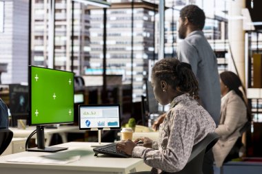 Masadaki bayan işletme müdürü model ekrana bakıyor ve şirket amaçları için görevleri çözüyor. Başarılı kurumsal sonuçlar elde etmek için performans hedefleri için mücadele.