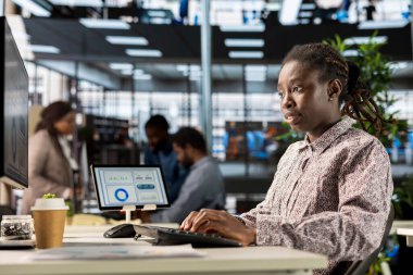 Siyahi işletme müdürü, bütçe analizi ve strateji geliştirme çalışmalarına katılarak şirket büyümesi ve çalışan işbirliği hedeflerini destekledi. Strateji belirleme.