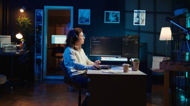 IT programcısı müzik dinlerken yazılım işletim sistemindeki zayıflıkları düzeltiyor. Siber güvenlik uzmanı kulaklık takıyor ve güvenlik açığını kapatmak için bilgisayar kullanıyor. Kamera B