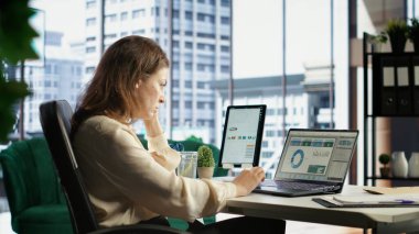 İdari roldeki kadın bütçe analizi ve yatırım stratejisini denetleyerek, mali başarıya ve kurumsal sektörde sürdürülebilir büyümeye olan bağlılığını gösteriyor. İş ahlakı. Kamera B.