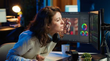 Happy videograf, video projeleri için görsel efektler yaratmak için profesyonel yazılım kullanıyor, sonuçlardan gurur duyuyor. Ham klipleri düzenlemek için post prodüksiyon teknikleri kullanan gülümseyen uzman, kamera A