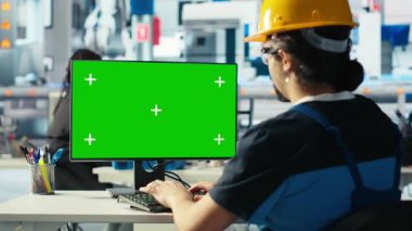 Photovoltaics fabrika mühendisi sistem parametrelerini ayarlamak için yeşil ekran PC kullanıyor. Güneş paneli imalat tesisinde enerji arzını optimize eden teknisyen krom anahtar bilgisayar, kamera B