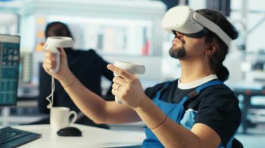 Güneş panelleri güneş enerjisini kullanan yeni teknolojiler geliştirmek için VR kulaklığı kullanan bir bitki uzmanı. Fotovoltaik fabrikası araştırmacısı verimliliği arttırmak için sanal gerçeklik teknolojisi kullanıyor, kamera B