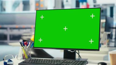 Fotovoltaik fabrika sistemi parametrelerini ayarlamak için kullanılan izole ekran bilgisayar görüntüsü. Güneş paneli üretim tesisinde enerji arzını optimize etmek için kullanılan model bilgisayar monitörü, kapatın