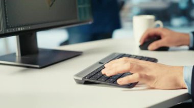 Fotovoltaik fabrikası mühendisi, güneş panelleri verimliliğini arttırmak için bilgisayarda program kullanıyor. Güneş panelleri, bilgisayar kullanarak daha ucuz güneş çözümleri araştıran fabrika işçisi üretiyor.